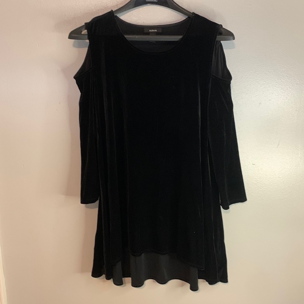 Alfani women’s NWOT open shoulder long sleeve velvet tunic size XXL